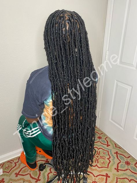 Long extended soft locs by @tonice_styledme on ig Locs Hairstyles For Women Black, Soft Locs Black, Long Black Soft Locs, Butterfly Soft Locs Long, Extended Locs Styles, Long Black Locs, Soft Faux Locs Long, Locs Long Hairstyles, Butterfly Locs Long