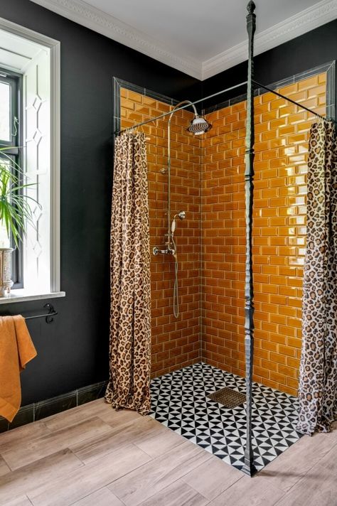 Old School Bathroom Ideas, Black White And Orange Bathroom, Cute Bathroom Design, Mustard Yellow Bathroom Ideas, Colorful Tile Bathroom, Mustard Yellow Bathroom, Punk Bathroom, Yellow Tile Bathroom Ideas, Colorful Home Design