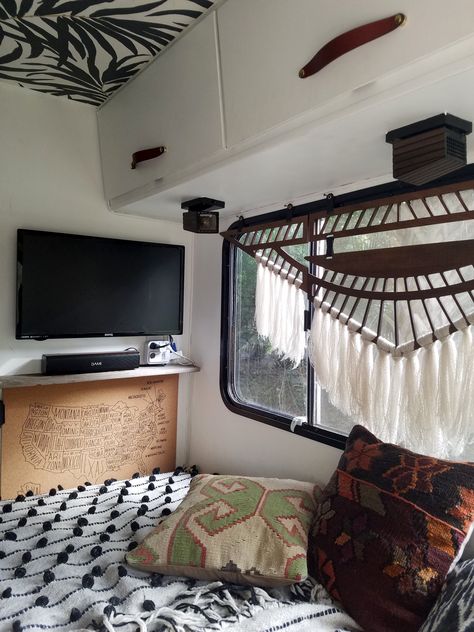 Camper Renovation Ideas, Boho Rv, Holiday Interior Design, Small Travel Trailer, Boho Glam Home, Rv Makeover, Rv Renovations, Modern Office Design, Camper Renovation