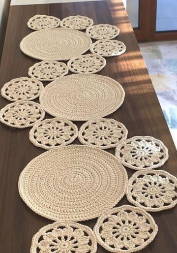 caminito de mesa a crochet redondos Taplak Meja Crochet, Crochet Table Runner Pattern, Crochet Carpet, Crochet Table, Crochet Table Runner, Crochet Decoration, Table Runner Pattern, Crochet Home Decor, Crochet Tablecloth