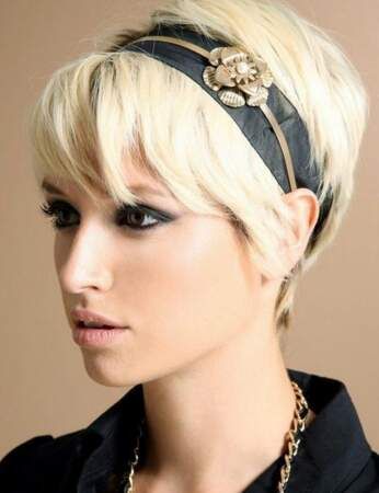 Un headband élégant - 20 coiffures bluffantes pour cheveux courts - Headbands With Short Hair, Vintage Short Hair, How To Wear Headbands, Short Blonde Pixie, Teenage Hairstyles, Longer Pixie Haircut, Blonde Pixie Hair, Cute Short Haircuts, Short Hair Pixie Cuts