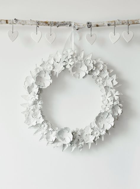 Unique Christmas Wreaths, Metal Christmas Wreath, Diy Fleur, Ceramic Christmas Decorations, White Christmas Wreath, Creative Wreaths, Modern Wreath, Visual Merchandising Displays, Christmas Look