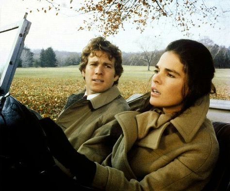 Love story Ali Macgraw Love Story, Film Love Story, Love Story Movie, Ali Mcgraw, Film Cult, Iconic Christmas, Ryan O'neal, Ali Macgraw, Julie Christie