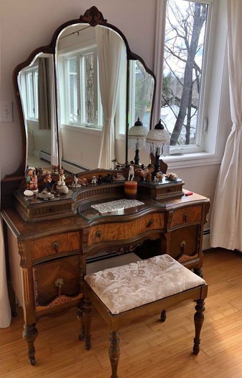 Old Timey Room Aesthetic, Classy Vintage Interior Design, Wooden Vanity Aesthetic, Vanity Dresser Ideas Bedroom, Vintage Beauty Room, Vintage Antique Decor, Southern Gothic Bedroom, Dresser With Mirror Decor, 1930s Vanity