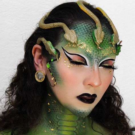 Drag Makeup For Women, Snake Makeup, Medusa Halloween Costume, Medusa Makeup, Ideas Disfraz, Makeup Content, Evening Eye Makeup, Medusa Costume, Holloween Makeup