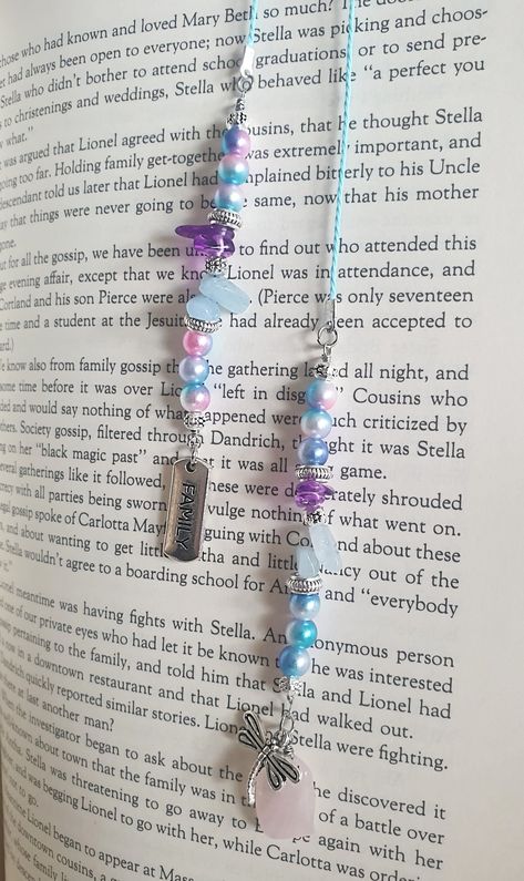 Bookmarks Diy Beads, Book Charms Diy, Bead Bookmarks Diy, Beaded Book Marks Diy, Charm Bookmark Diy, Homade Book Marks, Bookmarks With Charms, Bead Bookmark Diy, Beaded Book Marks