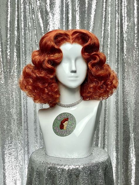 Vintage Hair: Easy Hairstyles You Can Do at Home (Include tutorial) Hair Styles Royal, Old Fashion Hairstyle, Photography Reference, Drag Wigs, Lizzie Hearts, Vintage Burlesque, Wavy Style, Hair Nets, Alternative Makeup