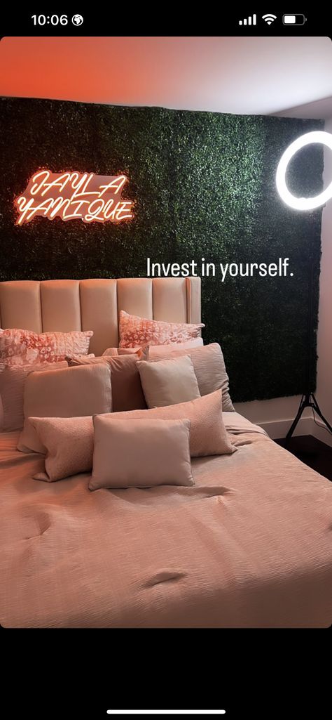 Grass Wall In Bedroom, Grass Wall Decoration Ideas Bedroom, Grass Wall In Bedroom Ideas, Grass Wall Bedroom Ideas, Fake Grass Bedroom Aesthetic, Fur Wall Bedroom, Grass Wall With Neon Sign Bedroom, Grass Wall Backdrop Bedroom, Dorm Room Ideas Neon Sign