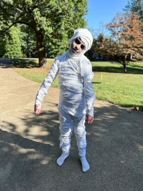 Inexpensive DIY Mummy Costume: Easy Homemade Halloween Costume - Our Lively Adventures Kids Mummy Costume Diy, Mummy Family Costumes, Diy Mummy Costume For Kids, Mummy Costumes, Halloween Costumes Mummy, Easy Mummy Costume, Diy Kids Halloween Costumes For Boys, Mummy Diy Costume, Mummy Costume Kids