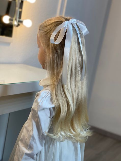 The super cute ribbon hair clip is a current fashion sensation, suitable for all ages - from a young girl at her birthday party or first communion to a confident woman for any occasion. It complements numerous outfits, making it perfect for a variety of events. Crafted with a satin ribbon, the bow and ribbons exude a touch of class. This versatile accessory is an ideal gift for weddings flower girls, little princess, first communion, bachelorette partie, fashionista or birthday outfits. It's per Ribbons For Hair, School Picture Day Hair, Half Up Half Down With White Ribbon, Wedding Hair Bows For Flower Girl, White Bow Hairstyle Wedding, White Bow In Hair Wedding, Hairstyles For Children, Flower Girl Hair, Kids Wedding Hair