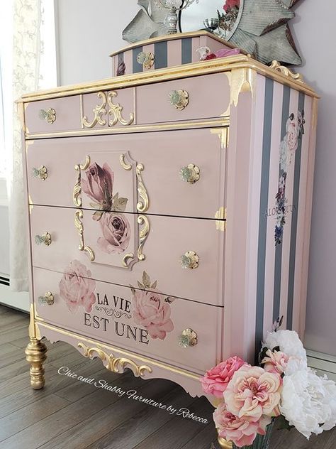 How to Blend Paint with a Transfer - Dixie Belle Paint Company Shabby Chic Dresser Diy, Shabby Dresser, Dog Cabinet, Vintage Dresser Makeover, Dresser Vintage, Dresser Diy, Gray Furniture, Muebles Shabby Chic, Pink Dresser