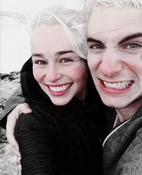 Daenerys Targaryen And Viserys, Emilia Clarke Daenerys Targaryen Behind The Scenes, Daenerys Behind The Scenes, Daenerys Targaryen Behind The Scenes, Emilia Clarke Behind The Scenes, Daenerys X Jon, Daenerys And Viserys, Viserys And Daenerys, Jon And Daenerys