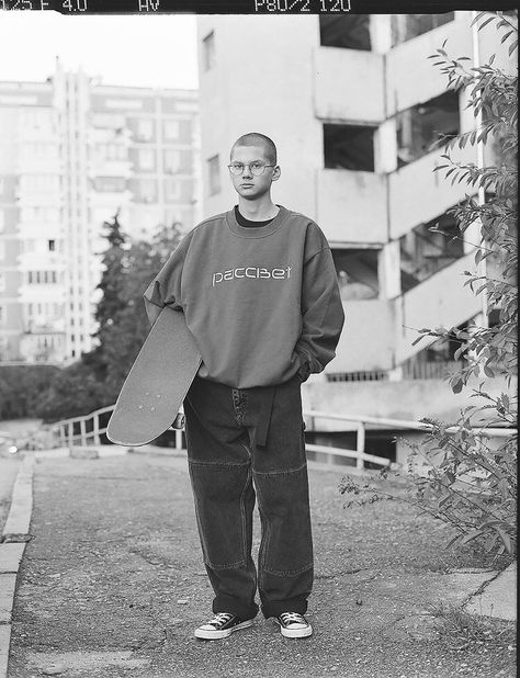 Gosha Rubchinskiy Wants to Bring Back ’90s Skater Style, One Baggy Carhartt Jacket at a Time Baggy Clothes Grunge, Stile Ragazza Skater, 90s Skater Style, Sup Girl, Looks Hip Hop, Clothes Grunge, Skateboard Fashion, 90s Skate, Skater Outfits