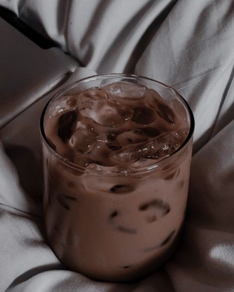 Burnt Toast, Coffee Shop Aesthetic, Coffee Wallpaper, Sweet Snacks Recipes, Aesthetic Coffee, Chocolate Drinks, Cute Desserts, Cafe Food, Coffee Addict