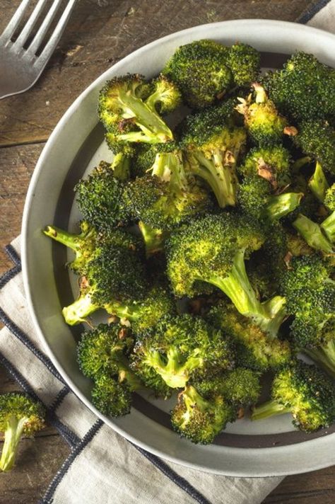 Easy, Crispy Air Fryer Broccoli: Air fryer broccoli gets crispy and caramelized. It is perfect for a quick, easy and healthy side dish. I am such a huge fan of air fryer broccoli. It’s actually the thing I probably make the most in my air fryer. The broccoli gets crispy and caramelized and you can basically top it with any flavorings or seasonings you like. The kids even love it! | Air Frying Ranch Broccoli, Air Fryer Broccoli, Roasted Broccoli Recipe, Broccoli Recipe, Vegan Meal Prep, Roasted Broccoli, Broccoli Recipes, Favorite Side Dish, Batch Cooking