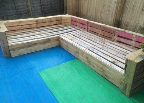 DIY Pallet Patio or Garden Corner Sofa | Gardens, Sectional sofas ... Pallet Corner Sofa, Diy Pallet Patio, Pallet Deck Furniture, Pallet Sectional, Corner Seating, Pallet Garden Furniture, Garden Corner, Pallet Patio Furniture, Pallet Patio