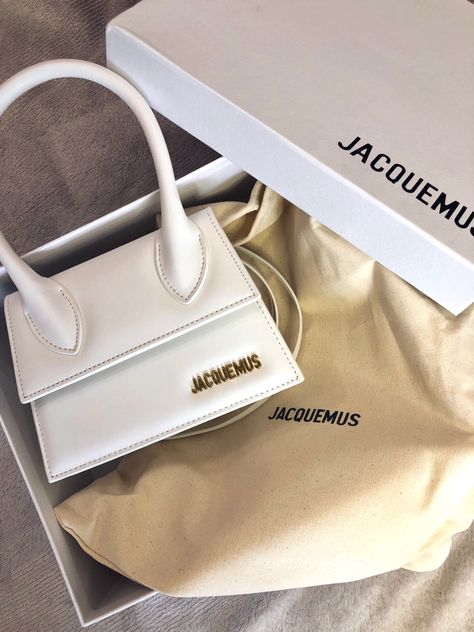 Jaquemus2020 Bag, Bags Jacquemus, Aloe Vera For Skin, Jacquemus Bag, Moms Goals, Girly Bags, Cute Lazy Day Outfits, White Purses, Fancy Bags