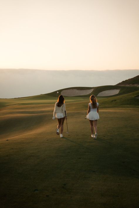 Everyday on the golf course should be this dreamy 💝 Golf Asethic Women, Aesthetic Golf Pictures, Golf Aesthetic Outfit, Golf Aesthetic Woman, Golf Course Aesthetic, Golfing Aesthetic, Golf Shoot, Golf Clubs Women, Golf Photoshoot