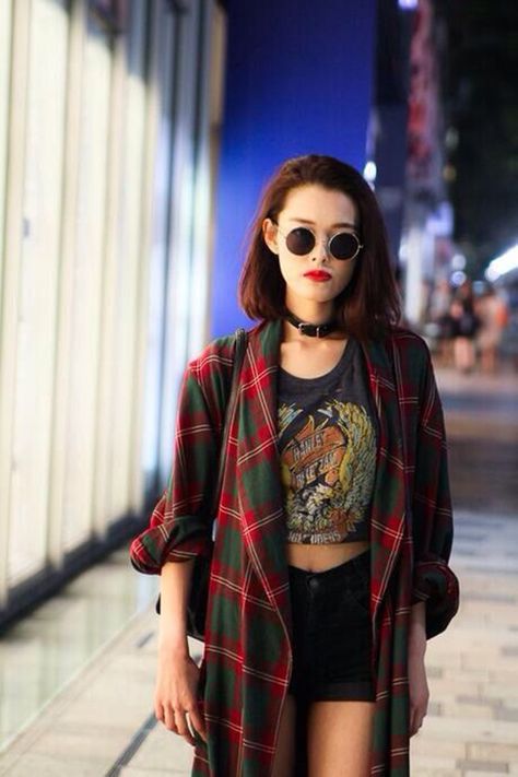 Cool Looking Grunge style Outfits for Girls (26) Stil Rock, Grunge Style Outfits, Look Grunge, Goth Outfit, Outfits Vintage, Flannel Outfits, 90s Fashion Grunge, Vintage Hipster, Street Style Blog