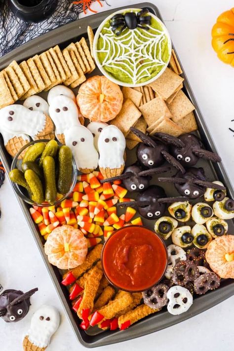 EASY HALLOWEEN CHEESE BOARD Halloween Snack Board, Halloween Cheese, Scary Halloween Food, Halloween Charcuterie Board, Fall Charcuterie, Halloween Appetizers Easy, Halloween Charcuterie, Kids Halloween Food, Appetizers For Kids