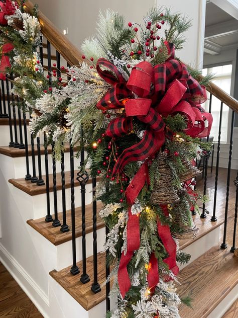 Christmas Bannisters Ideas, Banister Floral Arrangements, Traditional Christmas Table Centerpieces, Decorated Staircase For Christmas, Christmas Decor Ideas Stair Railing, Bow Window Christmas Decorating Ideas, Handrail Christmas Decor, Christmas Banister Ideas, Christmas Railing Decor Indoor