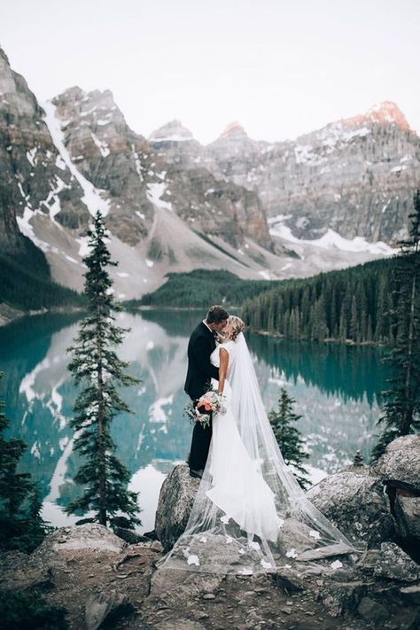 10 Perks Of A Winter Wedding - Modern Wedding Winter Mountain Wedding, Mountain Wedding Photos, Winter Wedding Photos, Mountain Wedding Venues, Aline Wedding Dress, Winter Wedding Inspiration, Wedding Winter, Wedding Dresses Satin, Wedding Dresses Strapless