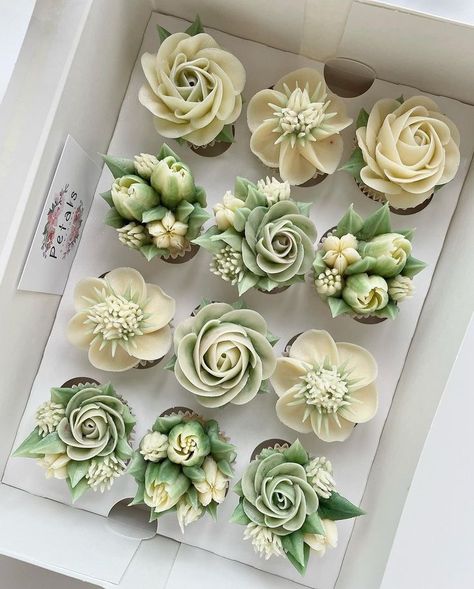 New Trend Cake Design, Green Cupcakes Ideas, Sage Green Cupcakes, Muffins Decorados, Garden Cupcakes, Flower Cake Design, Cupcake Piping, Green Cupcakes, Flower Cupcake