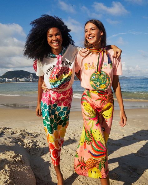 Funky Beach Outfits, Protest Clothing, Maximalist Fashion Style, Tropical Trend, Resort Look, Dress Code Wedding, Beach Attire, Beach Skirt, Current Styles