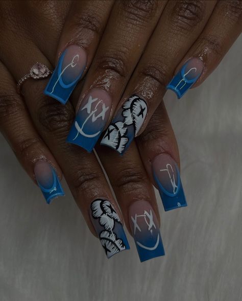 Nail Ideas Baddie Short, Blue And White Christmas Nail Designs, Light Blue Gel Nails Design, Blue And Black Birthday Nails, 21st Birthday Nails Blue, Short Acrylic Nails Blue Design, Blue Nails For Birthday, Blue Flowers Nails Design, Baddie Nail Designs Blue