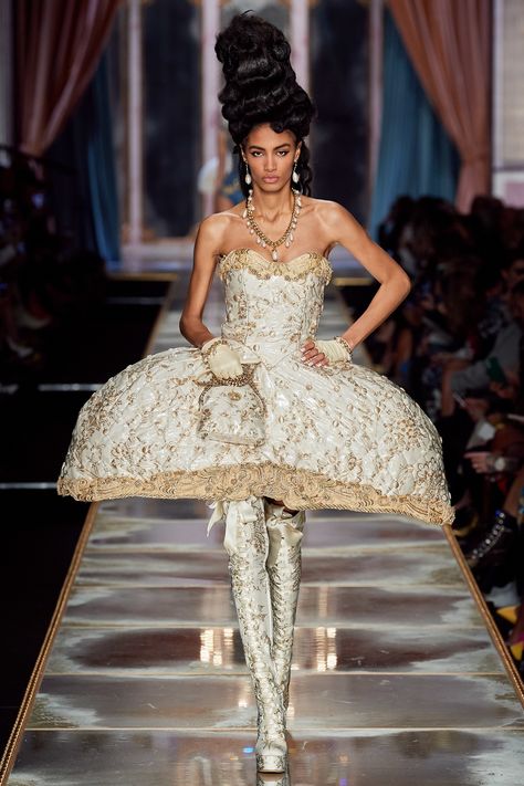 Moschino Fall 2020 Ready-to-Wear Fashion Show - Vogue Rose Bertin, Rococo Fashion, Fashion Week Runway, Fashion Show Collection, Tiered Dress, Fashion History, Rococo, Milan Fashion Week, Couture Fashion