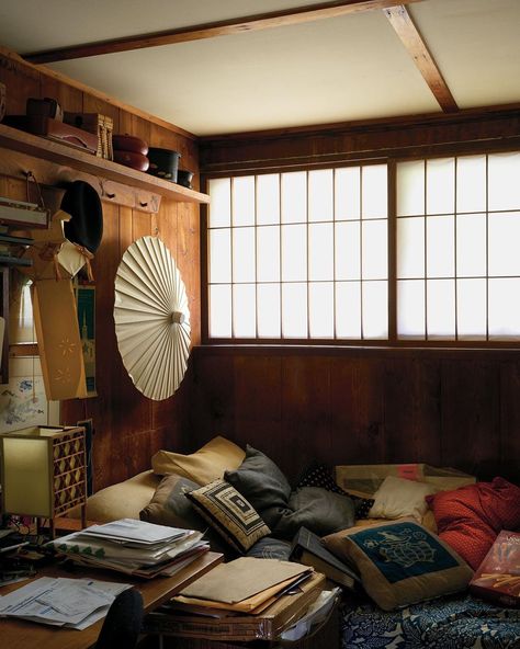 T: The NYTimes Style Magazine’s Instagram profile post: “The Japanese-American furniture designer #GeorgeNakashima, who graduated with a master’s degree in architecture from the Massachusetts…” Japanese Bedroom Style, Shikibuton Bedroom, Japanese Room Bedrooms, Japanese Interior Design Bedroom, Japanese Decor Bedroom, Japanese Apartment Aesthetic, Japanese Room Aesthetic, Japanese Apartment Decor, Japanese Bedroom Aesthetic