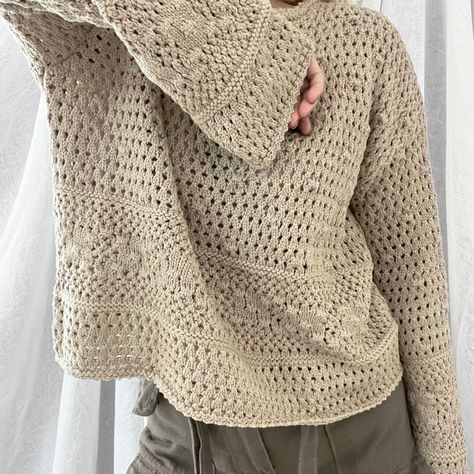 Bell Sleeve Sweater, Knitting Materials, Sweater Sleeves, Bell Sleeve, Sleeve Sweater, Chunky Knit, Round Neckline, Bell Sleeves, Knitted Sweaters