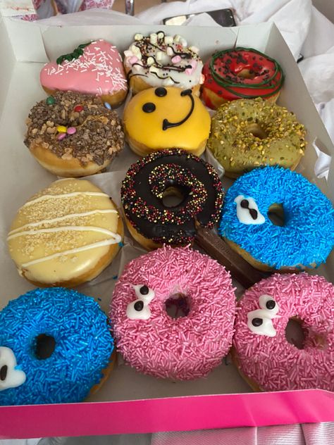 Kue Macaroon, Pastel Cupcakes, Colorful Desserts, Kawaii Cooking, Cute Donuts, Sleepover Food, Homemade Donuts, Delicious Donuts, Healthy Food Motivation