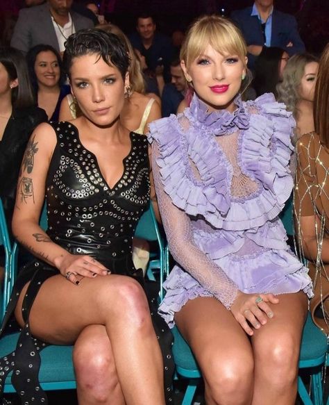 Taylor Swift And Halsey, Taylor Pics, Goin Down, Icon X, Fashion Statements, Halsey, Miley Cyrus, Singers, Fashion Statement