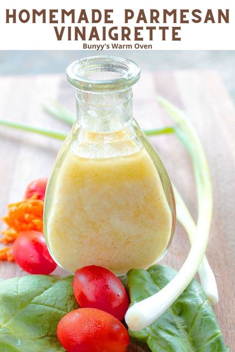 Homemade Parmesan Vinaigrette in a glass jar with fresh vegetables on the side. Vegetarische Diners, Arabisk Mad, Keto Salad Dressing, Salad Dressing Recipes Healthy, Salad Dressing Recipes Homemade, Vinaigrette Recipes, Homemade Salads, Homemade Dressing, Homemade Salad Dressing