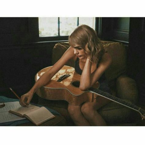 Taylor Swift And Guitar, Singer Songwriter Photoshoot, Taylor Swift Songwriting, Taylor Swift Playing Guitar, Taylor Swift Documentary, Singer Songwriter Aesthetic, Singer Photoshoot Ideas, Taylor Swift Reading, Songwriter Aesthetic