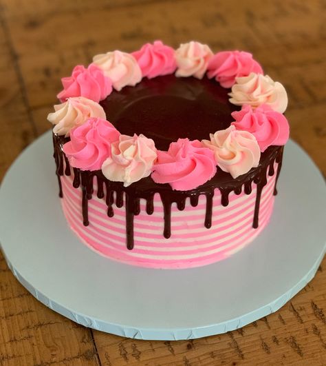 Pink And Chocolate Drip Cake, Pink Chocolate Drip Cake, Simple Pink Cake Design, Dark Pink Cake, White Strawberry Cake, Simple Drip Cake, Strawberry Cake With Chocolate, Cake With Chocolate Drip, Strawberry Cake Design