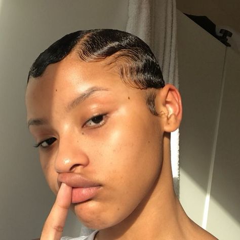 90s Lookbook, Finger Waves Short Hair, 50 Hair, Finger Waves, Bare Face, Pretty Faces, Glowy Skin, Hair Crush, Short Natural Hair Styles