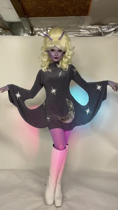 Super Bad Costume, Space Alien Costume Women, Cyberpunk Halloween Costume, Retro Alien Aesthetic, Vintage Alien Costume, Alien Outfit Aesthetic, Retro Alien Costume, Cute Alien Costume, Outer Space Outfit