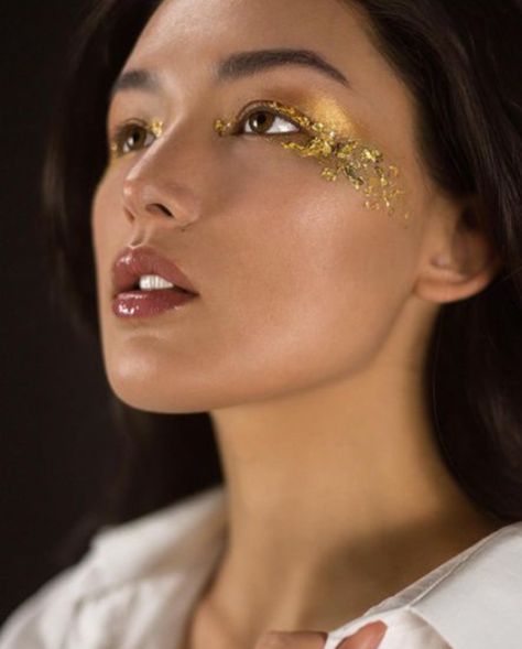 Star Dust Gold Makeup Looks Gold Foil Makeup Looks, Gold Leaf Eye Makeup, Celestial Makeup Looks, Celestial Makeup, Gold Goddess, Gold Makeup Looks, Shine Like A Star, Everyday Glam, Everyday Makeup Routine