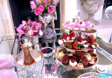 Real housewives tea party Lisa Vanderpump Tea Party, Lisa Vanderpump House, Celebrity Parties, Lisa Vanderpump Style, English Tea Party, Lisa Vanderpump, Tea Ideas, Dirty 30, Mom's Birthday