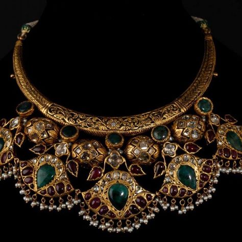 Photo of gold necklace Necklace Moon, Antique Jewelry Indian, Wedding Jewellery Collection, Indian Jewelry Sets, Antique Gold Jewelry, Gold Fashion Necklace, Indian Wedding Jewelry, Gold Necklace Designs, Gold Jewelry Indian