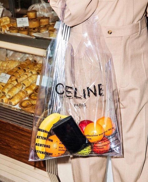 114 Likes, 1 Comments - Sheila Polsbroek (@sheilapolsbroek) on Instagram: “When #Fashion Meets Recycling With @celine’s Latest IT-Bag (btw Casual is the New Chic) ♥️... Photo…” Sakara Life, Plastic Shopping Bags, Kit Design, Shooting Photo, Clear Bags, Winter Trends, Fashion Advertising, Girls Wear, Denim Outfit