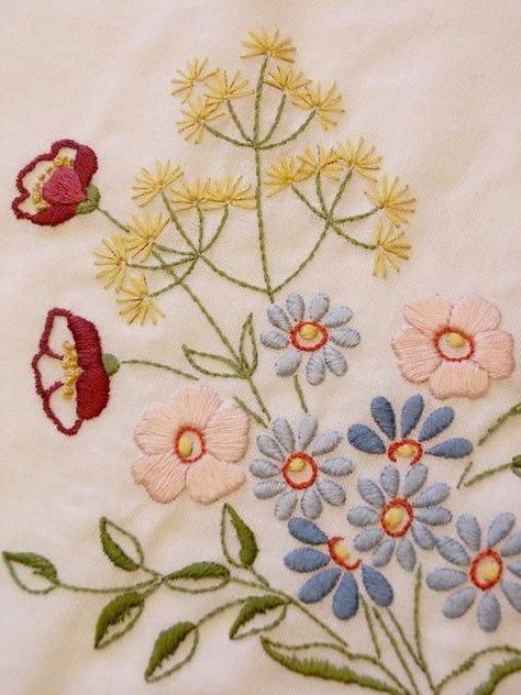 Embroidery Machine In Action Embroidery Designs Ebay. | Toalhas ... Embroidery Hoop Storage, Bouquet Daisies, Brazilian Embroidery Stitches, Embroidery Machine Designs, Embroidery Stitches Beginner, Flowers Embroidery, Brazilian Embroidery, Thread Painting, Types Of Embroidery