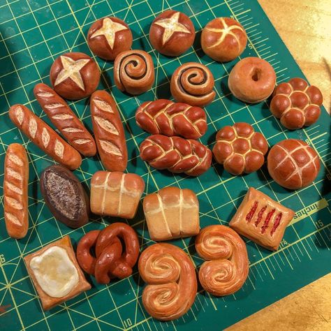 camila op Twitter: "started painting the bakery magnets last night 🥯🍞🥖🥨🥐 https://t.co/AXWnthsbp6" / Twitter Art Ideas Clay, Oven Baked Clay Ideas, Oven Baked Clay Projects, Clay Food Sculpture, Oven Bake Clay Ideas, Clay Magnets Diy, Clay Magnet Ideas, Miniature Clay Food, Card For Love