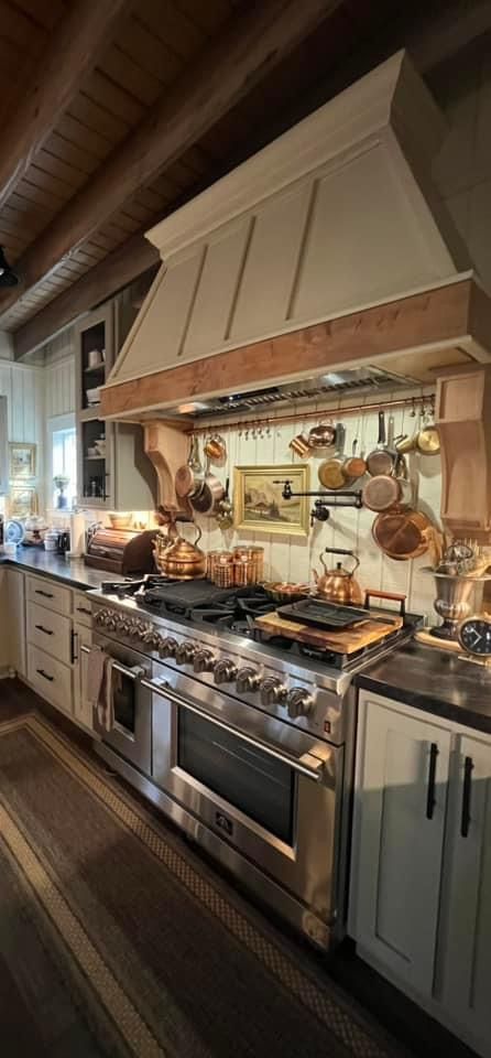 Cabinet Oven Design, Stove Fridge Next To Each Other, Stove Kitchen Ideas, Ovens In Kitchen, Giant Oven, Double Oven Kitchen Layout, Large Stove, Double Oven Kitchen, Kitchen Large