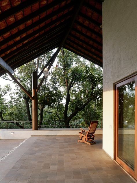 Gallery of House in Khandala / Opolis architects - 15 Beach Bungalow Exterior, Cottage Bungalow House Plans, Kerala Architecture, Gallery House, Cottage Bungalow, Modernist House, Retreat House, Tropical Architecture, Kerala House Design