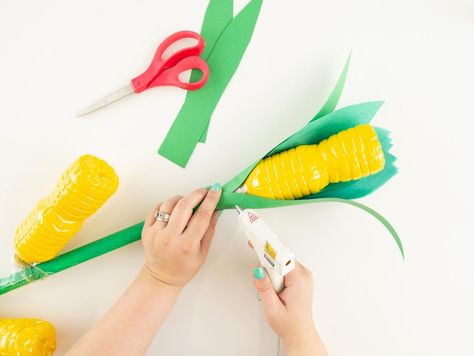 Wizard of Oz DIY Corn Stalks | Fun365 How To Make Corn Stalks, Fake Corn Stalks Diy, Diy Cornstalk Decorations, Wizard Of Oz Diy Crafts, Corn Stalks Decorations Diy, Diy Corn Maze, Wizard Of Oz Props Diy Set Design, Wizard Of Oz Props Diy, Wizard Of Oz Diy Decorations