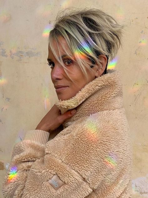 Hailey Berry, Halle Berry Short Hair, Halle Berry Hairstyles, Halle Berry Style, Shaved Bob, Grey Hair Journey, Short Hairdos, Short Hair Color, Halle Berry