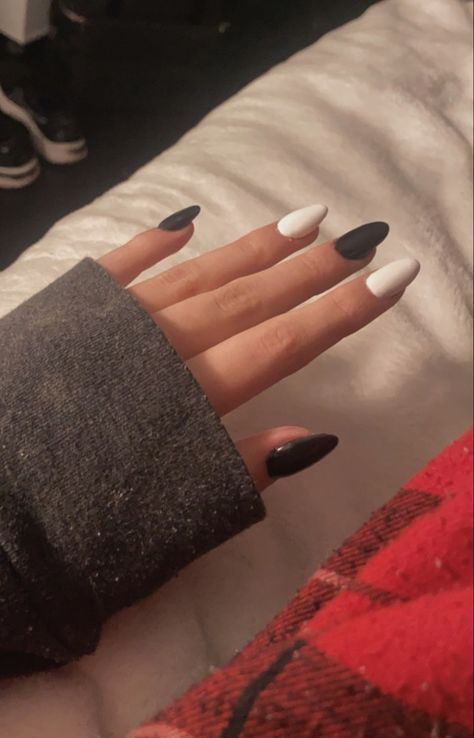 Nails Alternating Colors, Basic Black And White Nails, Black And White Nail Ideas Simple Short, Black And White Nails Easy, Alt Nails Simple, Black And White Nails Short Simple, Short Biab Nails Black And White, Plain Black And White Nails, Black And White Simple Nails